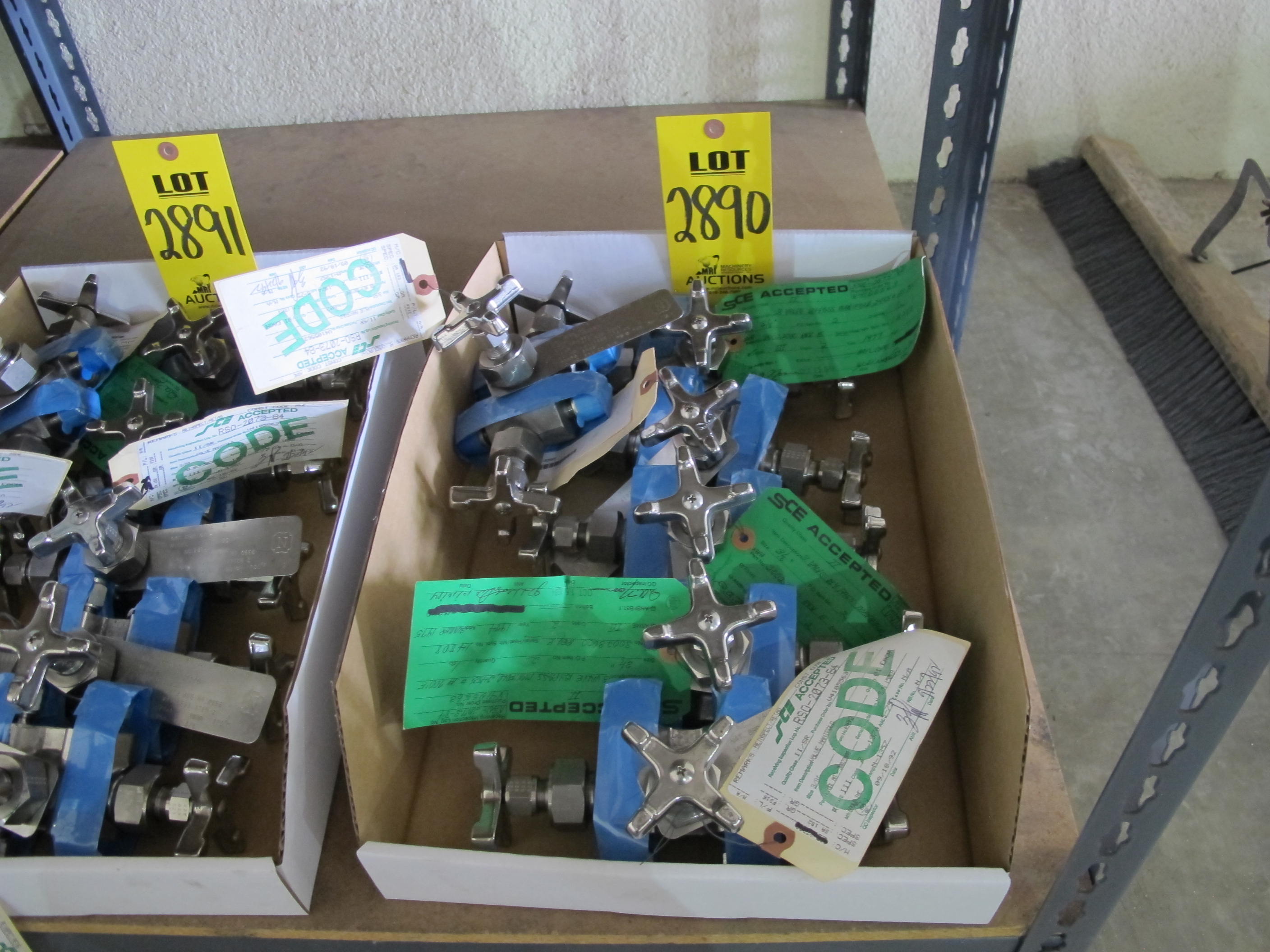 LOT (9) VALVES, MANIFOLD TYPE, 3/8" SIZE, 2485 LB/700 DEGREE F RATING, 316 SS MATERIAL, COMPRESSION CONNECTIONS, A182 SPECIFICATION, 4-WAY STYLE, HANDWHEEL OPERATOR. MARK 856. PART # 30023000 (W-51) LOADING & HANDLING FEE $5-